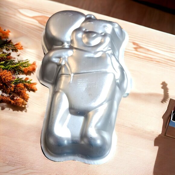 Wilton Vintage Disney Winnie the Pooh with Balloon Aluminum Cake Pan Baking Mold - Picture 1 of 5